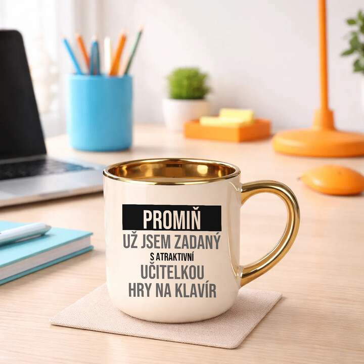 Promiň, už jsem zadaný s atraktivní učitelkou hry na klavír - elegantní hrnek na dárek