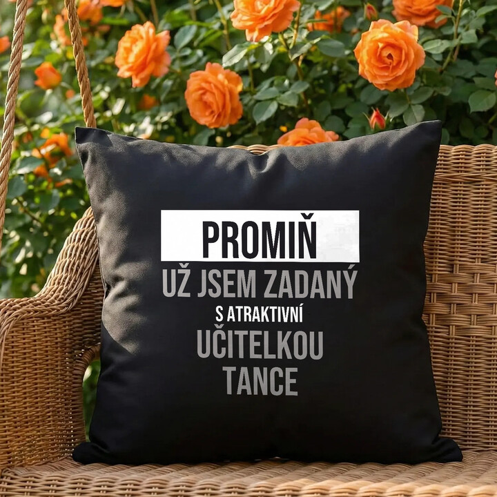 Promiň, už jsem zadaný s atraktivní učitelkou tance - černý polštář s potiskem