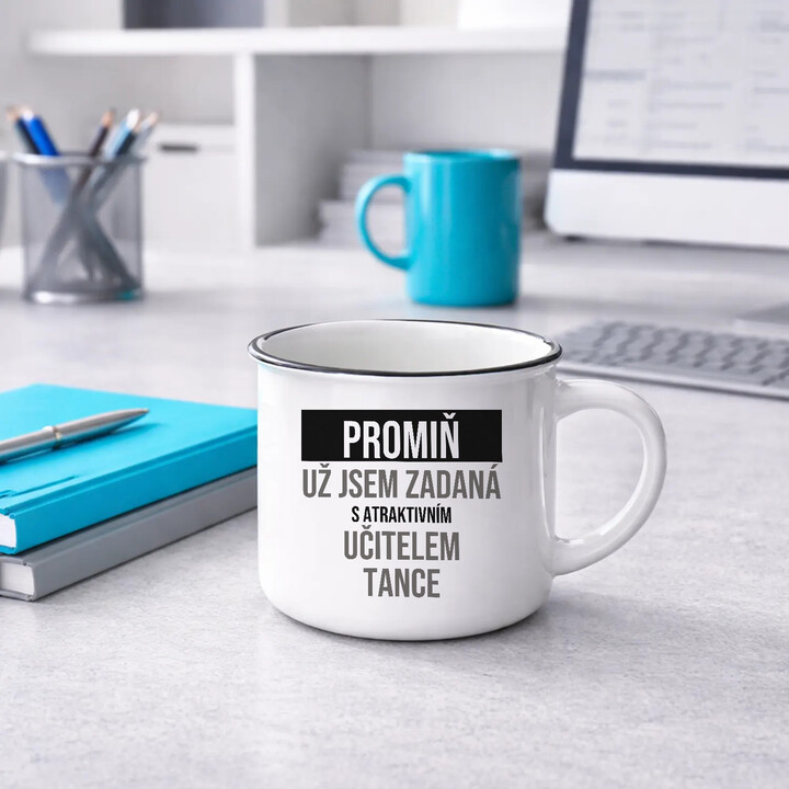 Promiň, už jsem zadaná s atraktivním učitelem tance - smaltovaný hrnek s potiskem