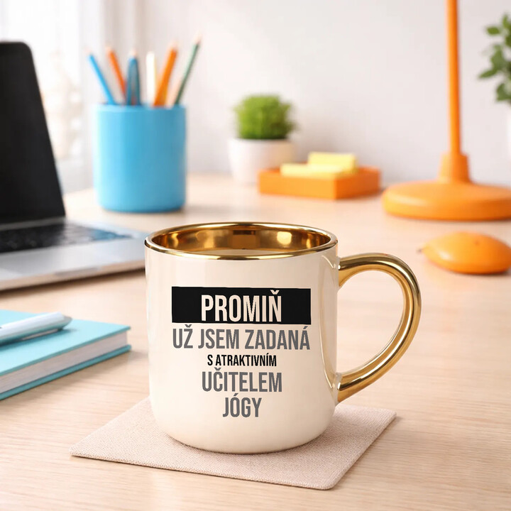 Promiň, už jsem zadaná s atraktivním učitelem jógy - elegantní hrnek na dárek