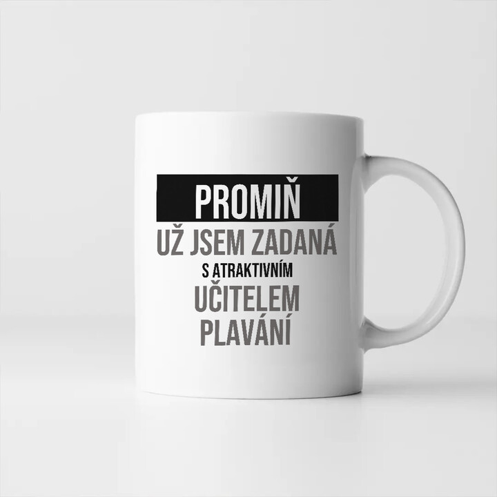 Promiň, už jsem zadaná s atraktivním učitelem plavání - hrnek s potiskem