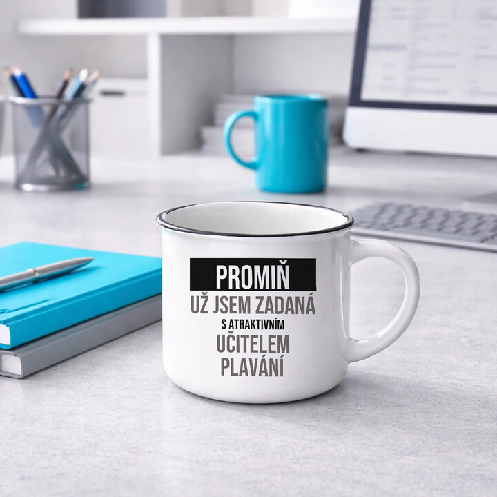 Promiň, už jsem zadaná s atraktivním učitelem plavání - smaltovaný hrnek s potiskem