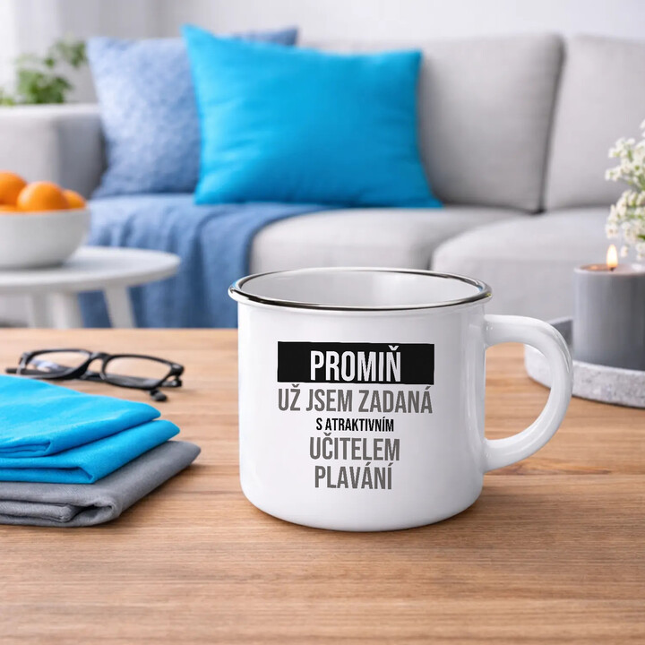 Promiň, už jsem zadaná s atraktivním učitelem plavání - smaltovaný hrnek s potiskem