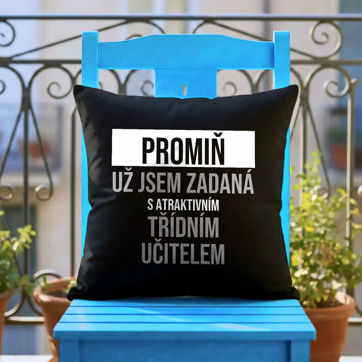 Promiň, už jsem zadaná s atraktivním třídním učitelem - černý polštář s potiskem