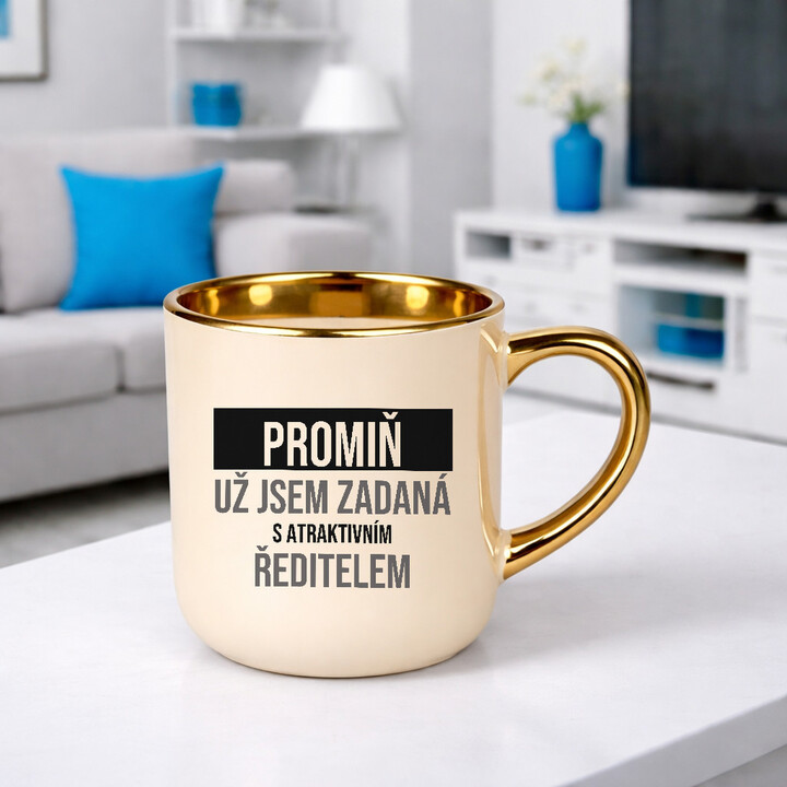 Promiň, už jsem zadaná s atraktivním ředitelem - elegantní hrnek na dárek