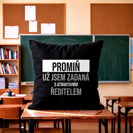 Promiň, už jsem zadaná s atraktivním ředitelem - černý polštář s potiskem