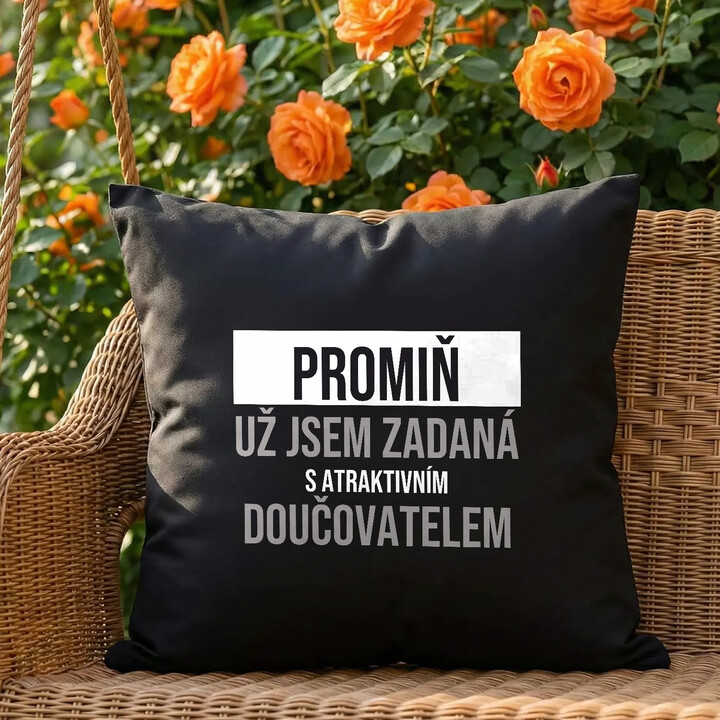 Promiň, už jsem zadaná s atraktivním doučovatelem - černý polštář s potiskem