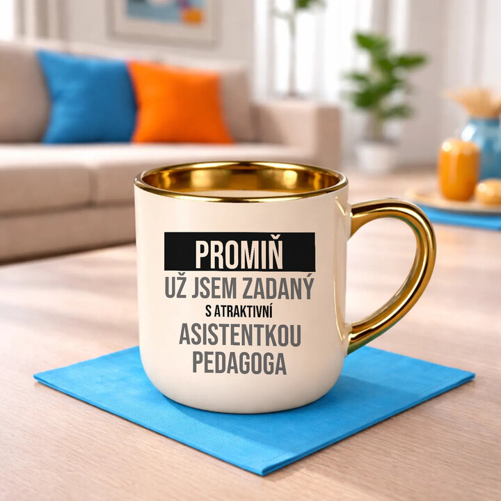 Promiň, už jsem zadaný s atraktivní asistentkou pedagoga - elegantní hrnek na dárek