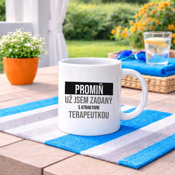 Promiň, už jsem zadaný s atraktivní terapeutkou - hrnek s potiskem