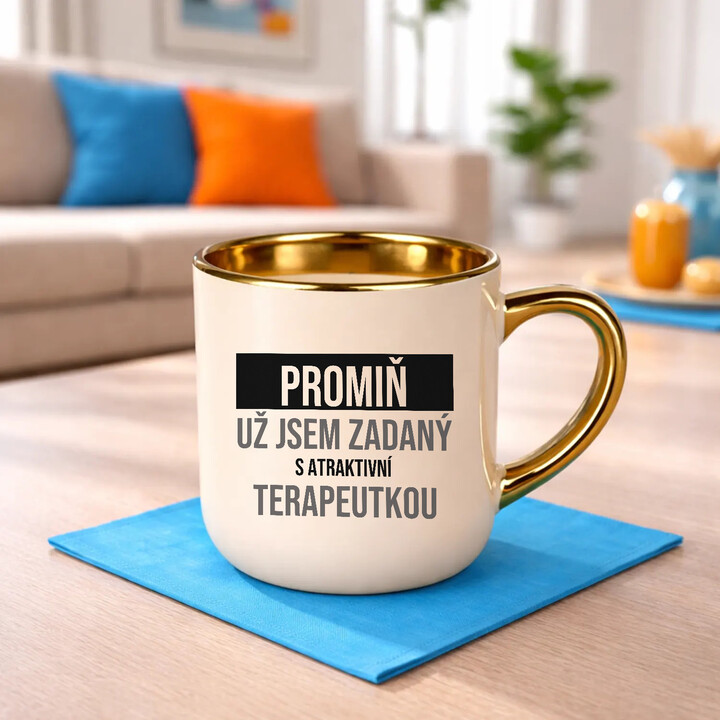 Promiň, už jsem zadaný s atraktivní terapeutkou - elegantní hrnek na dárek