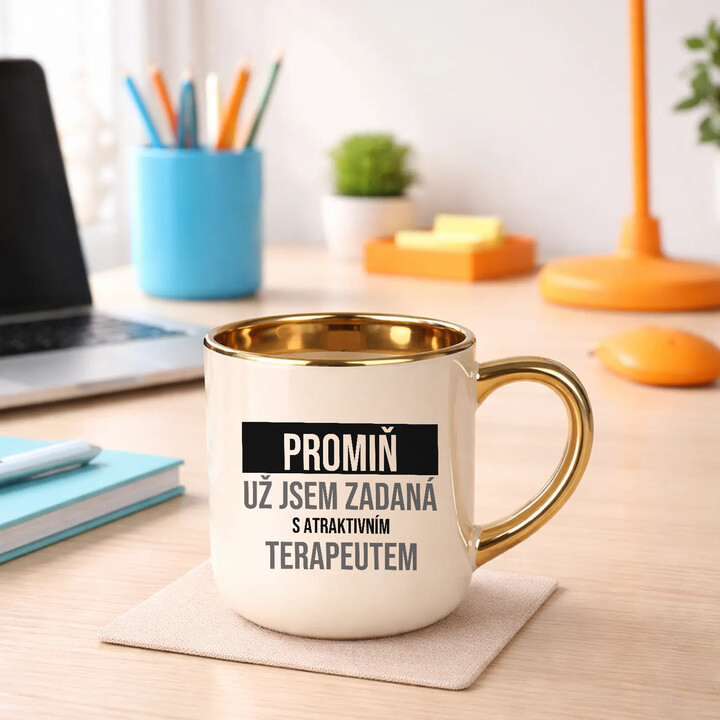 Promiň, už jsem zadaná s atraktivním terapeutem - elegantní hrnek na dárek