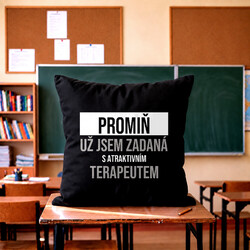 Promiň, už jsem zadaná s atraktivním terapeutem - černý polštář s potiskem