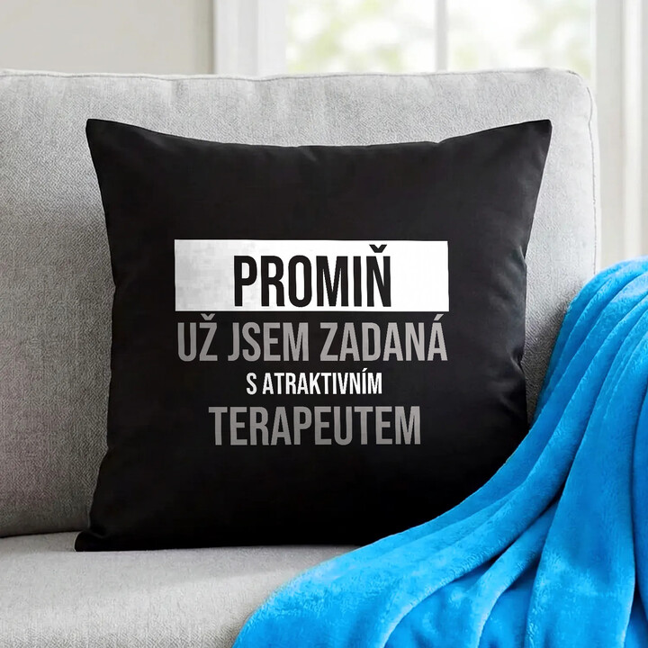 Promiň, už jsem zadaná s atraktivním terapeutem - černý polštář s potiskem