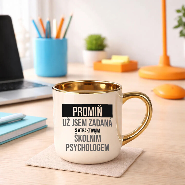 Promiň, už jsem zadaná s atraktivním školním psychologem - elegantní hrnek na dárek