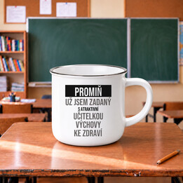 Promiň, už jsem zadaný s atraktivní učitelkou výchovy ke zdraví - smaltovaný hrnek s potiskem