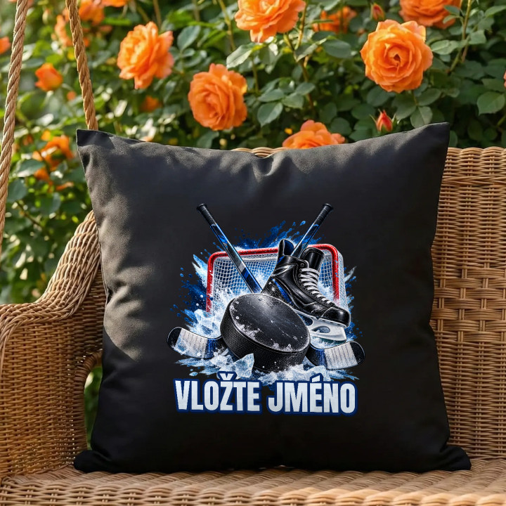 Hokej (jméno) - puk, hokejky a brusle - černý polštář s potiskem - personalizovaný produkt