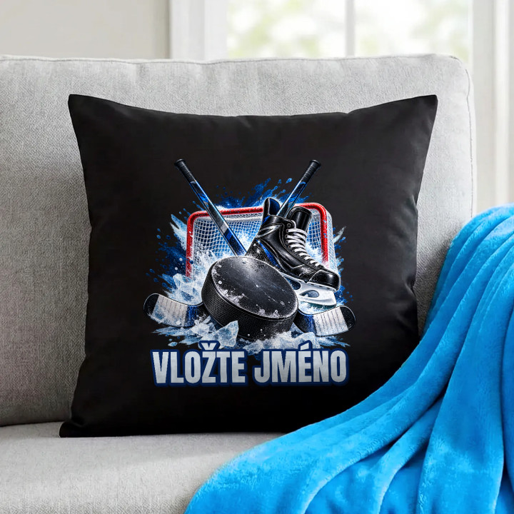 Hokej (jméno) - puk, hokejky a brusle - černý polštář s potiskem - personalizovaný produkt