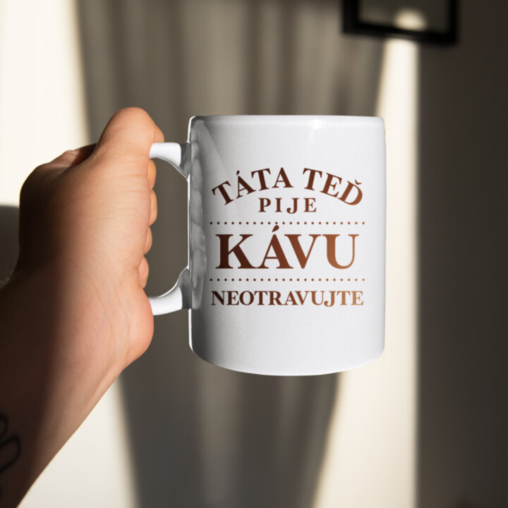 Táta teď pije kávu - neotravujte - hrnek