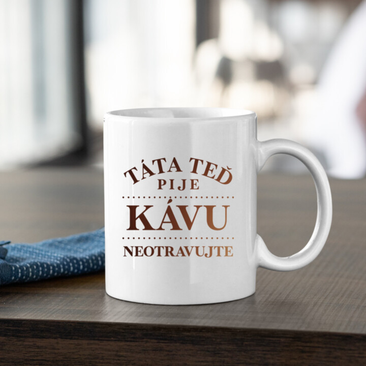 Táta teď pije kávu - neotravujte - hrnek
