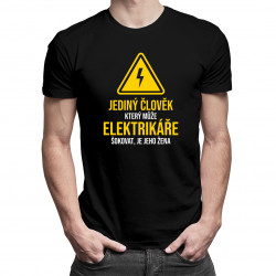 Jediný člověk, který může elektrikáře šokovat, je jeho žena - pánské tričko s potiskem