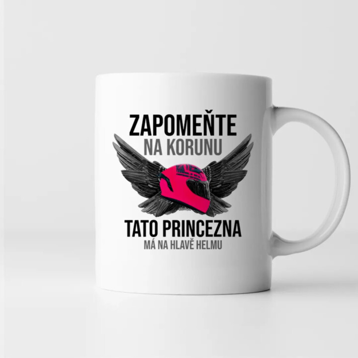 Zapomeňte na korunu - tato princezna má na hlavě helmu - hrnek