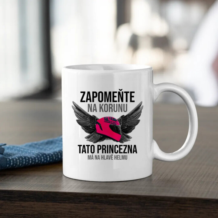 Zapomeňte na korunu - tato princezna má na hlavě helmu - hrnek