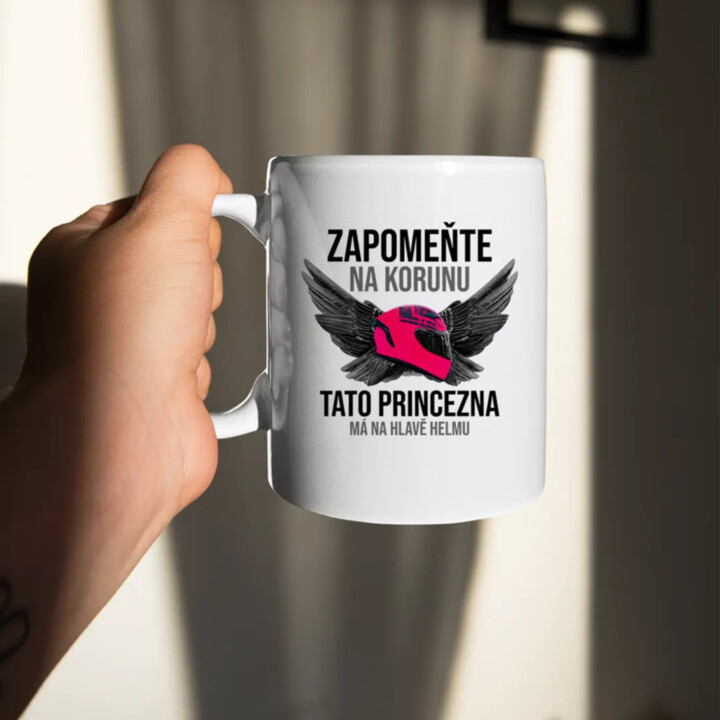 Zapomeňte na korunu - tato princezna má na hlavě helmu - hrnek