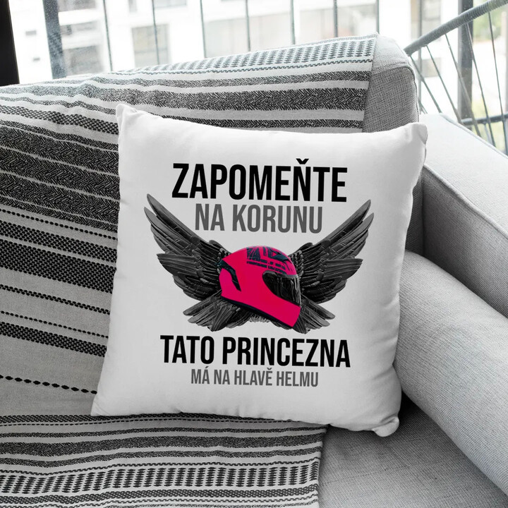 Zapomeňte na korunu - tato princezna má na hlavě helmu - polštář