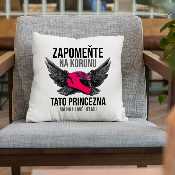 Zapomeňte na korunu - tato princezna má na hlavě helmu - polštář