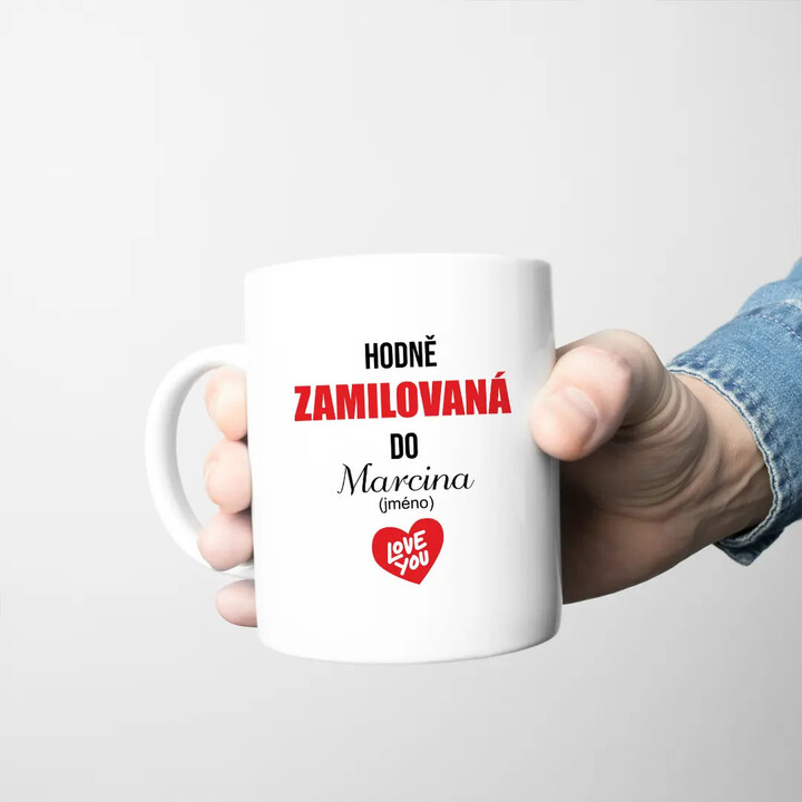 Hodně zamilovaná do ... (jméno) - hrnek s potiskem