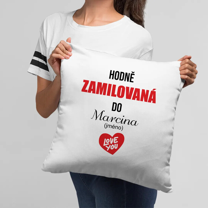 Hodně zamilovaná do ... (jméno) - polštář s potiskem