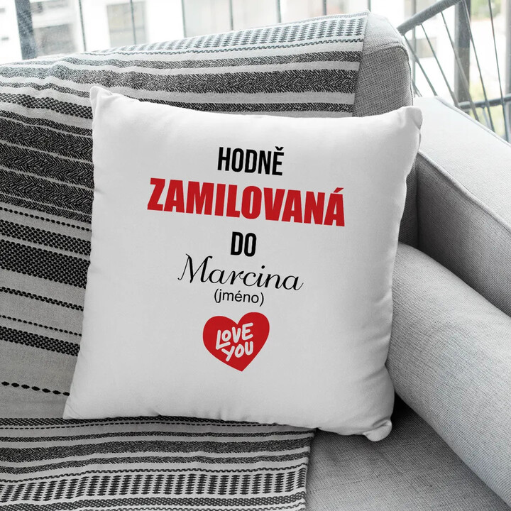 Hodně zamilovaná do ... (jméno) - polštář s potiskem