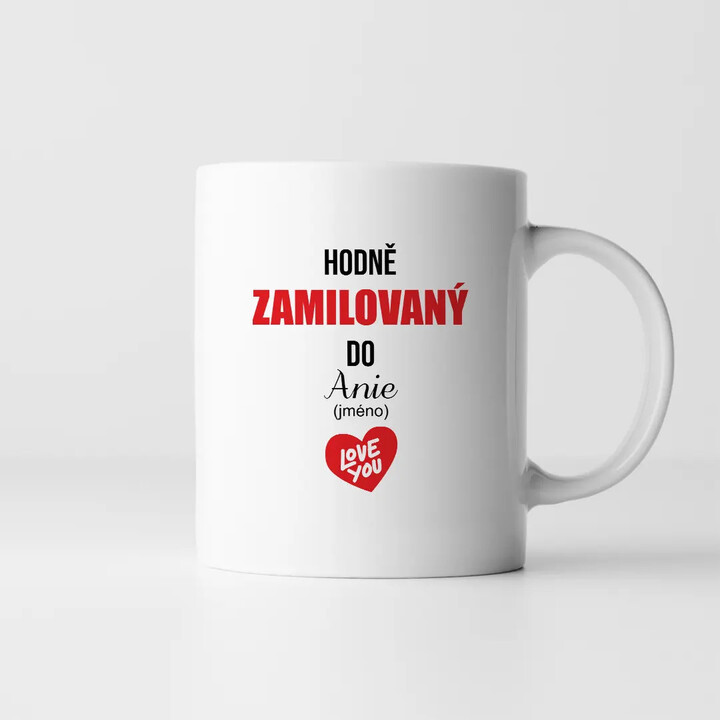 Hodně zamilovaný do ... (jméno) - hrnek s potiskem