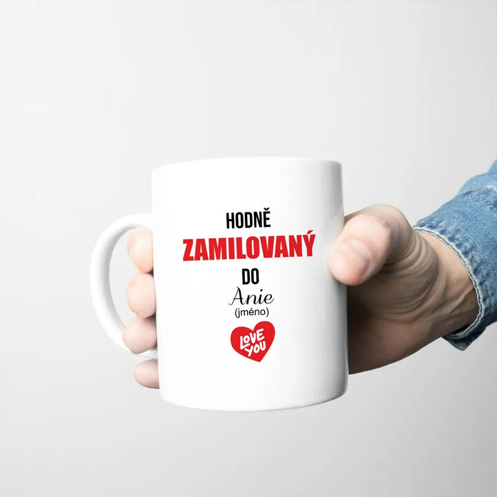 Hodně zamilovaný do ... (jméno) - hrnek s potiskem
