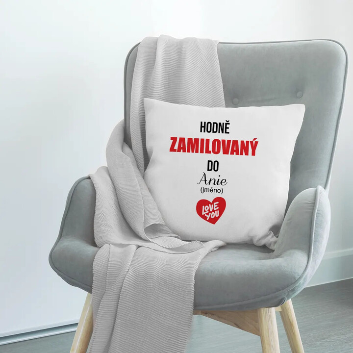 Hodně zamilovaný do ... (jméno) - polštář s potiskem