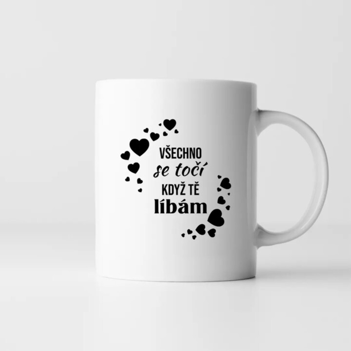 Všechno se točí když Tě líbám - hrnek s potiskem