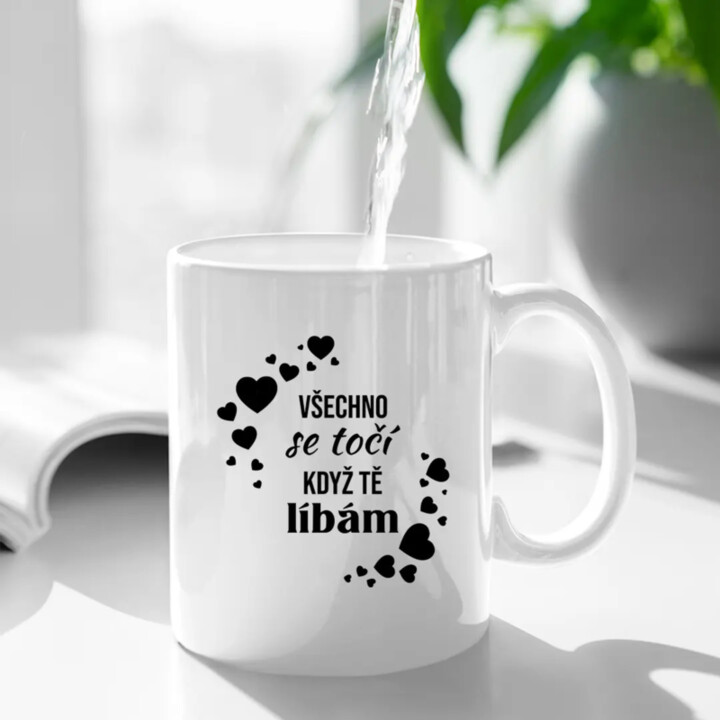 Všechno se točí když Tě líbám - hrnek s potiskem