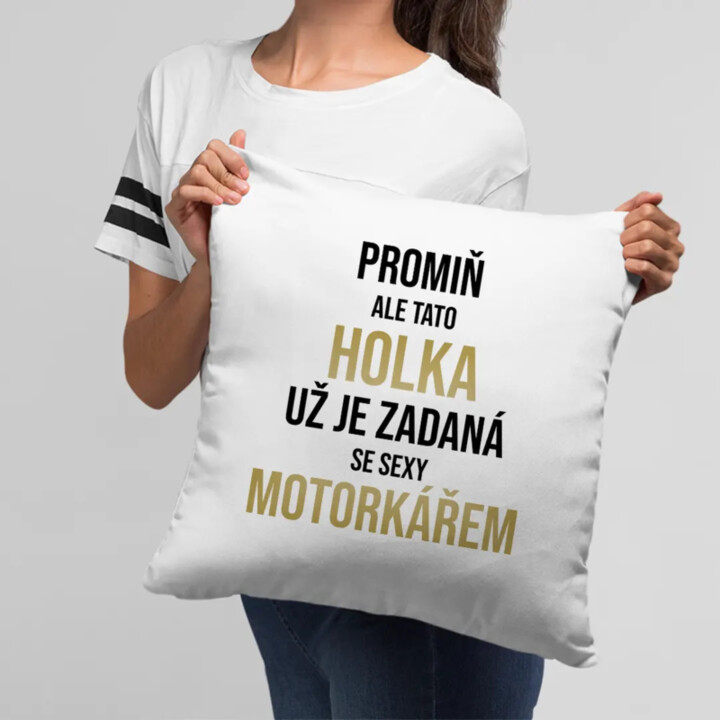Promiň, ale tato holka už je zadaná se sexy motorkářem - polštář s potiskem