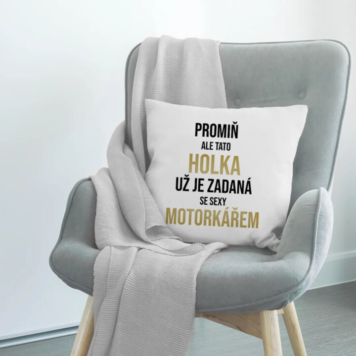 Promiň, ale tato holka už je zadaná se sexy motorkářem - polštář s potiskem