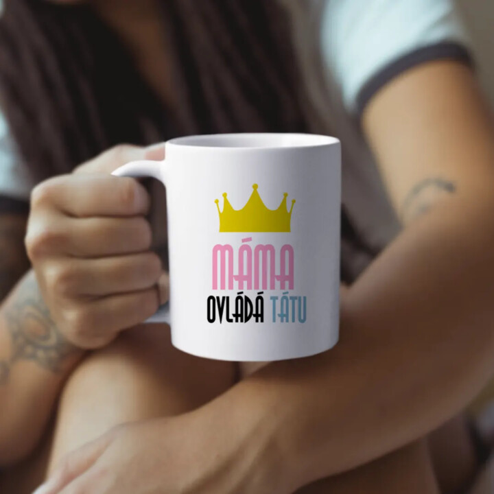 Máma ovládá tátu - hrnek s potiskem