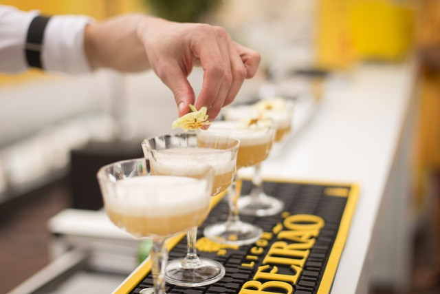 Barman s třídou – trička, která spojují humor a profesionalitu