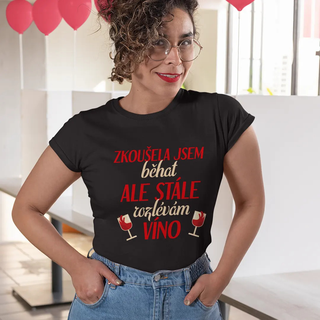 Zkoušela jsem běhat, ale stále rozlévám víno - dámské tričko s potiskem