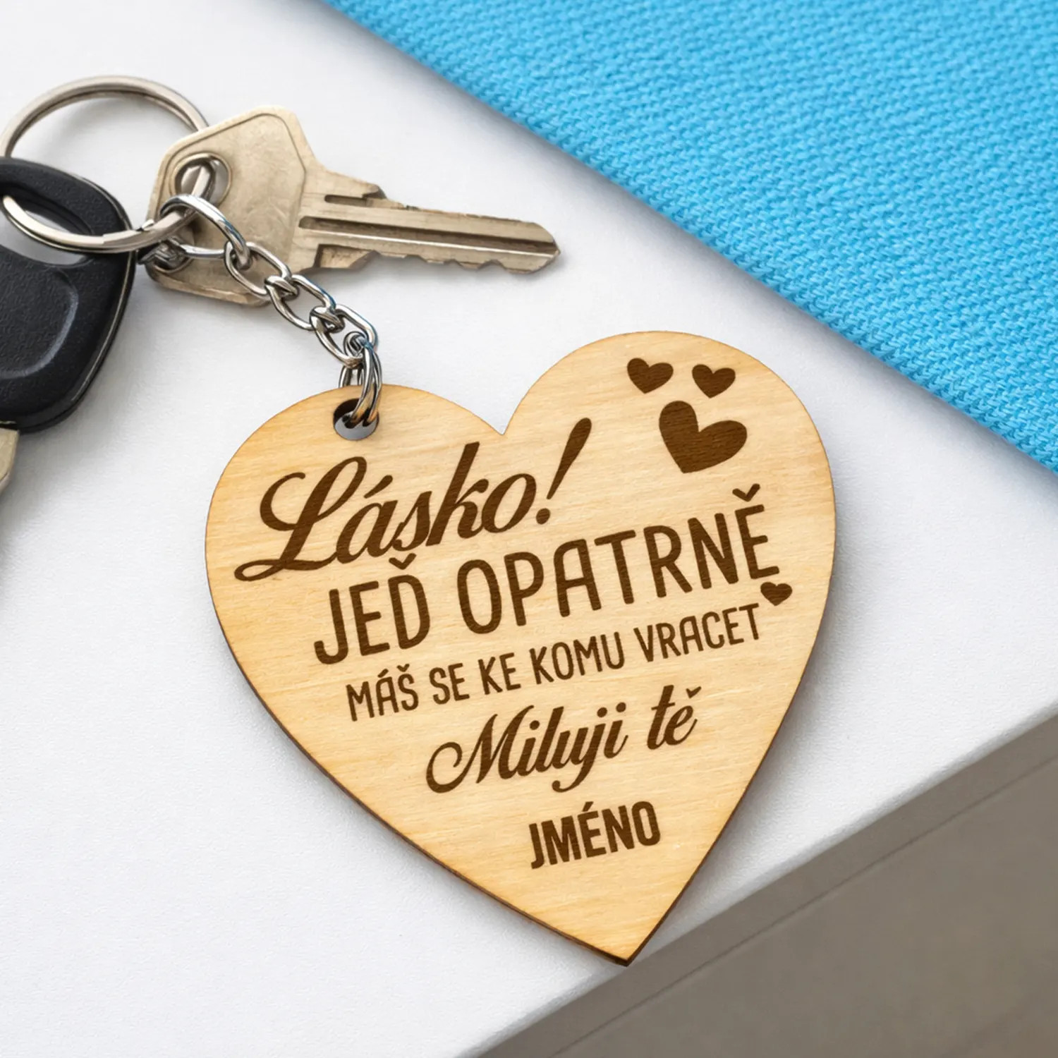 Lásko! Jeď opatrně - dřevěný přívěsek na klíče s gravírováním - personalizovaný produkt