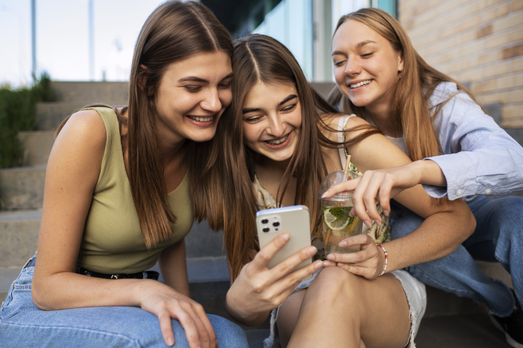 Cringe – co to znamená? Význam, překlad a slovník slangu