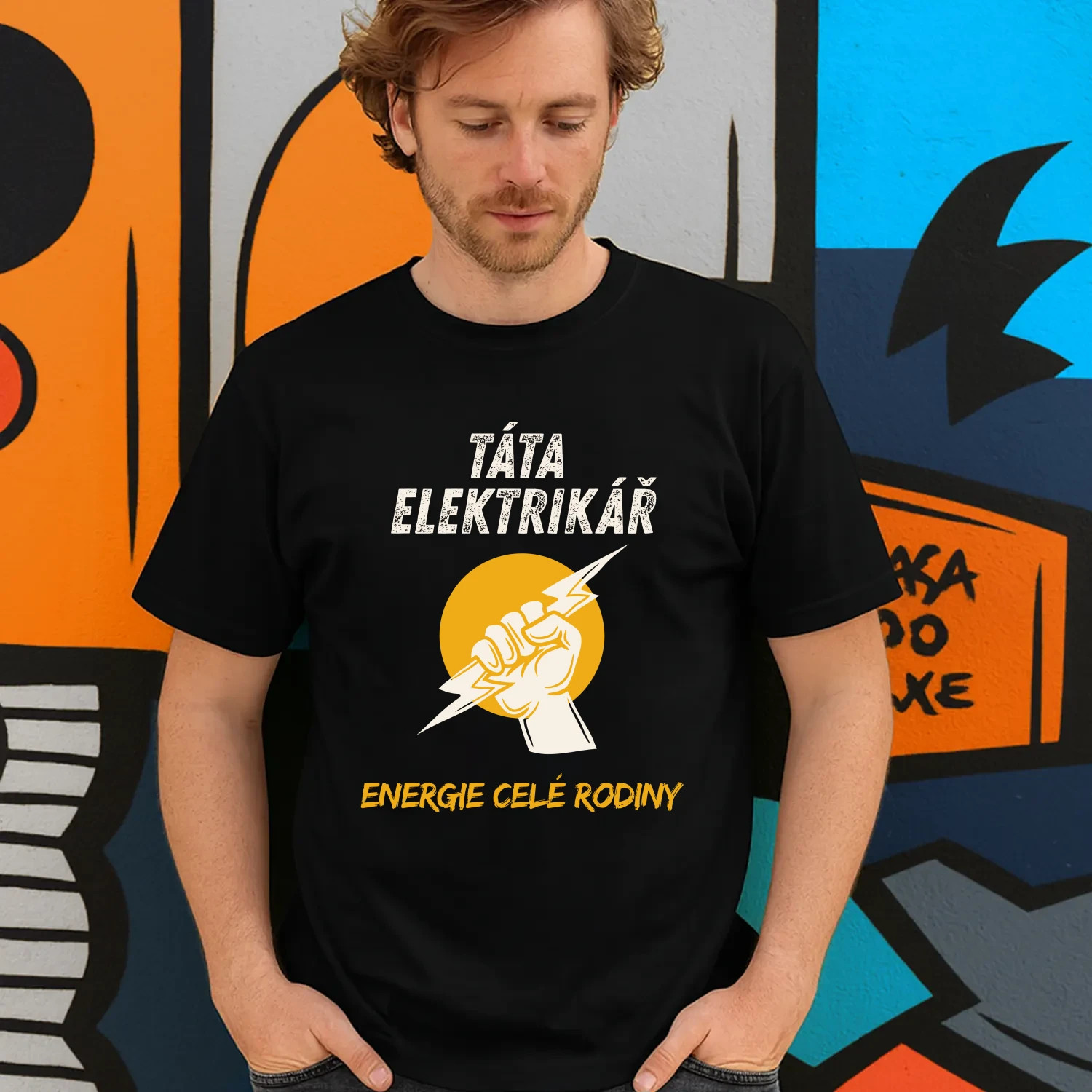 Táta elektrikář. Energie celé rodiny - pánské tričko s potiskem jako dárek pro elektrikáře