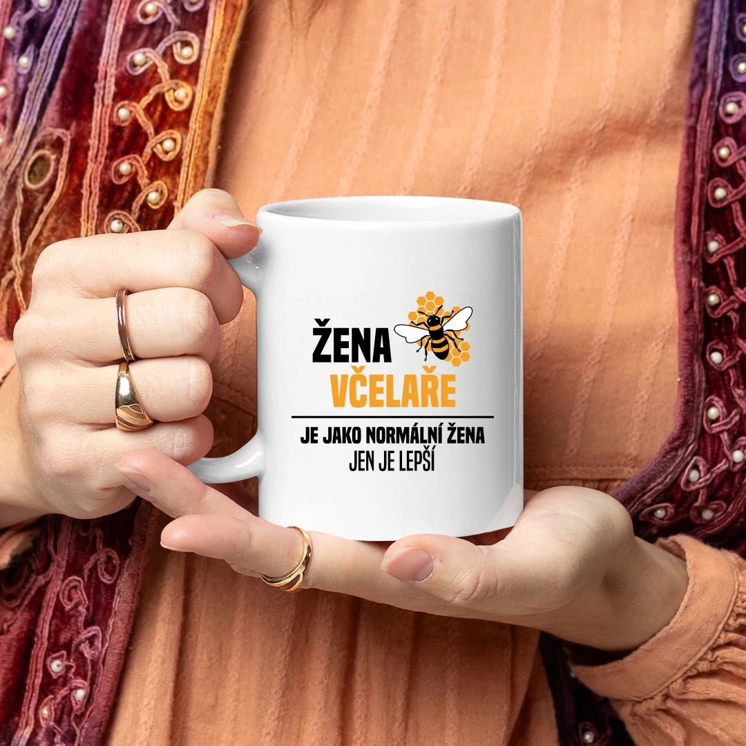 Žena včelaře je jako normální žena, jen je lepší - hrnek s potiskem jako dárek