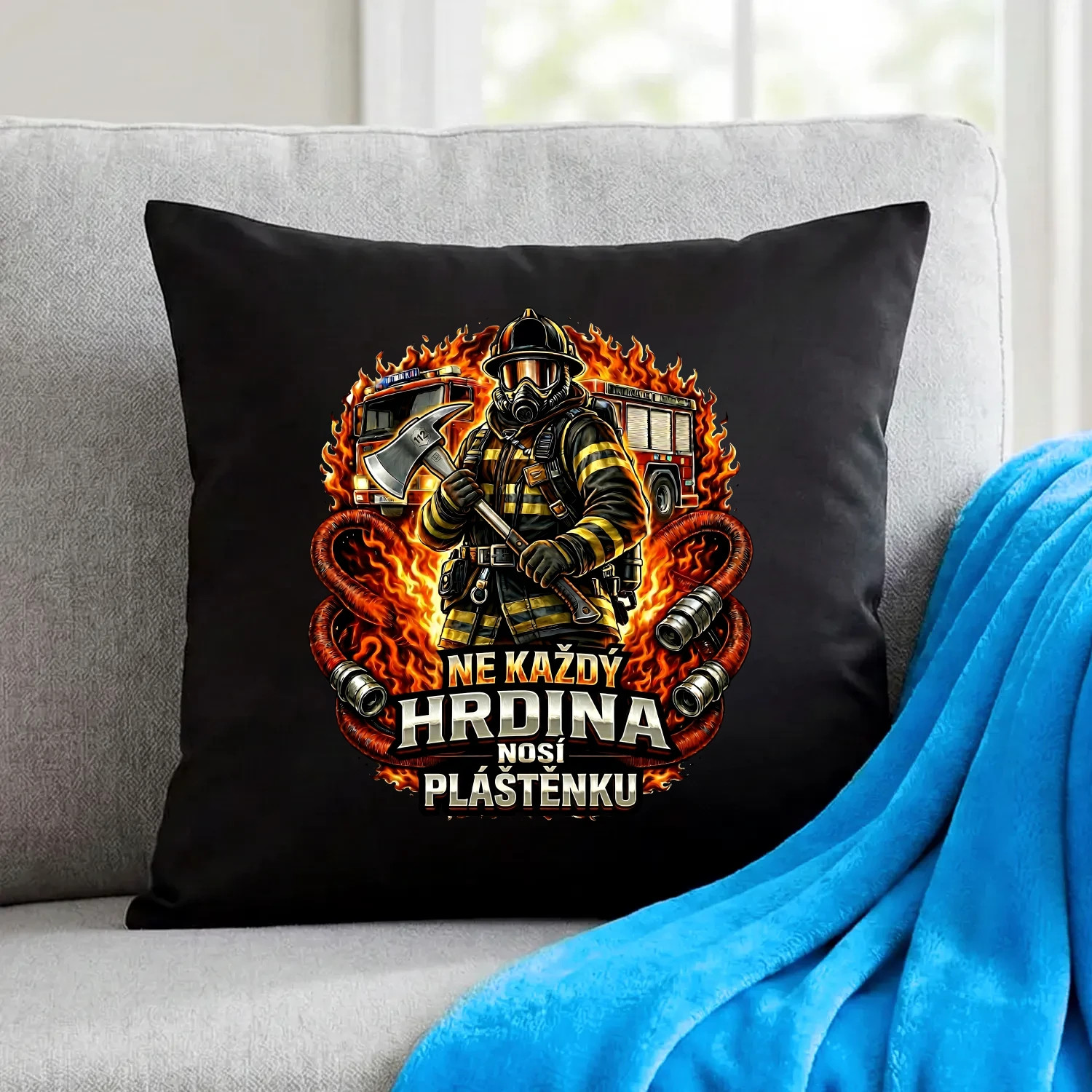 Ne každý hrdina nosí pláštěnku - hasič - černý polštář s potiskem jako dárek